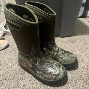 Boys camo bogg boots size 3